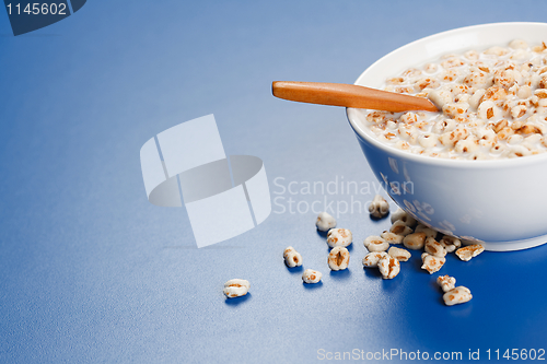 Image of Popped wheat flakes in milk