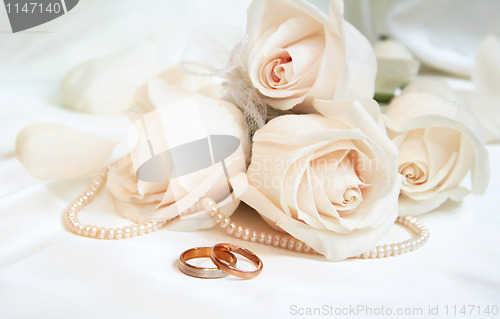Image of Wedding rings and roses 