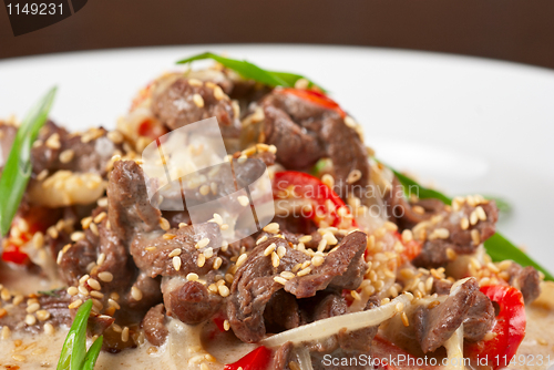 Image of sliced beef roasted with vegetables