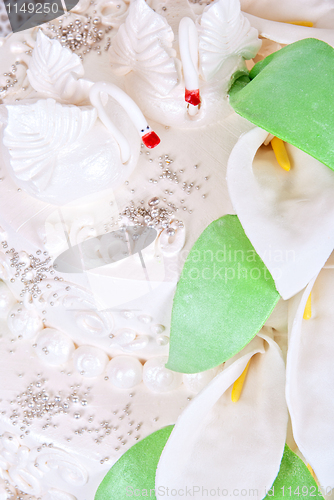 Image of wedding swan cake