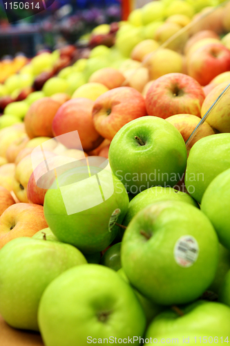 Image of green and red apples at the farmers market 