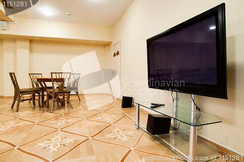 Image of Lounge with TV, stereo and wicker furniture.