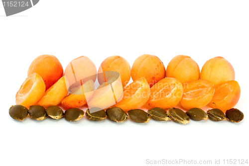 Image of Few whole apricots and some halves with kernels 