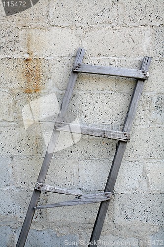Image of ladder against brick wall