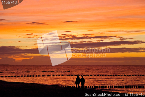 Image of couple sunset sea