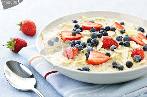 Image of Bowl of oatmeal with berries