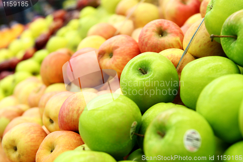 Image of green and red apples at the farmers market 