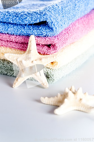 Image of towels and sea stars 