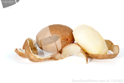 Image of Whole and peeled potatoes and some peel