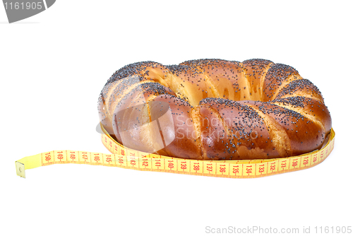 Image of Ring shaped fancy loaf with poppyseeds and measurement tape