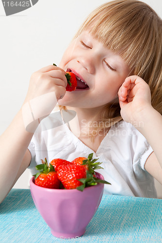 Image of LIttle girl eating strawberries