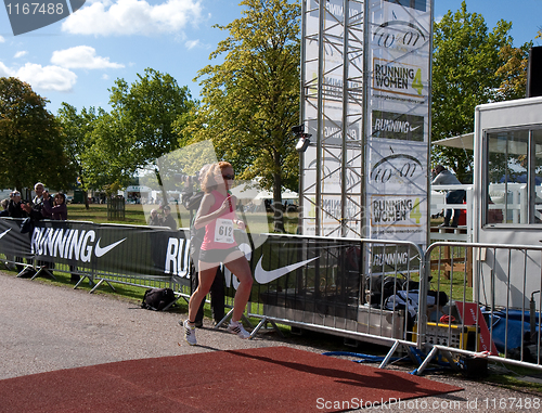 Image of Phoebe Thomas winning Running4Women 8K