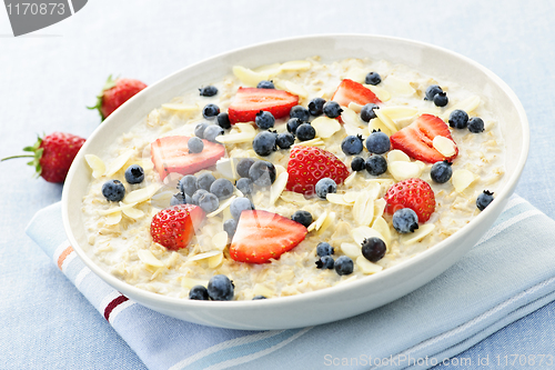 Image of Oatmeal breakfast cereal with berries