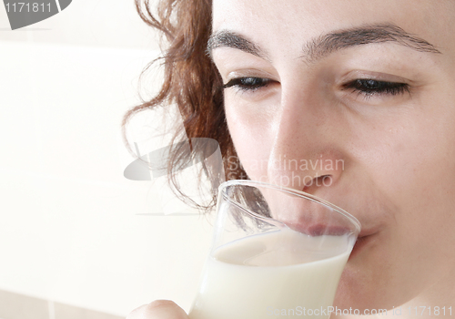 Image of Young people eating milk with cereals