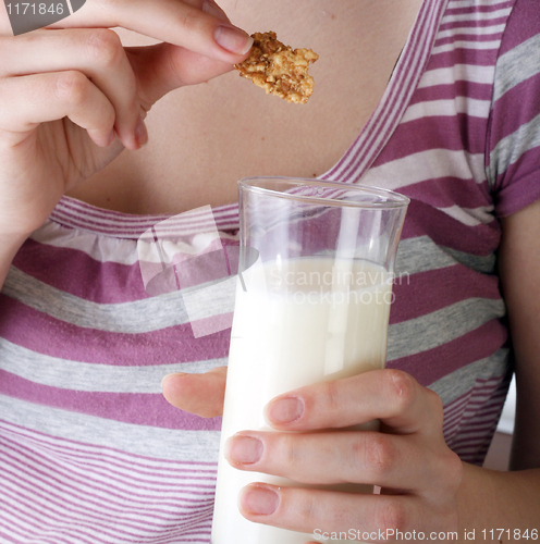 Image of Young people eating milk with cereals