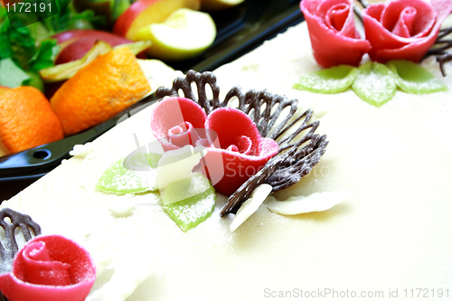 Image of wedding red roses on the cake