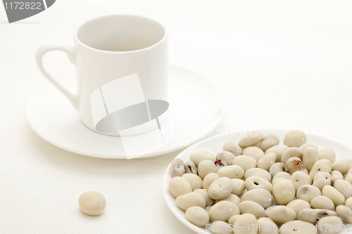 Image of yogurt raisins and coffee