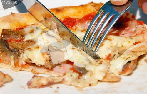 Image of Cutting pizza