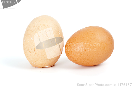 Image of Whole and cracked eggs