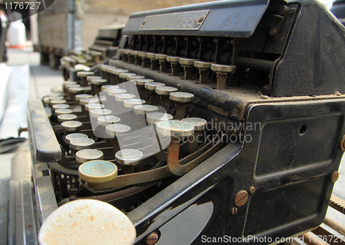 Image of Old typewriter.