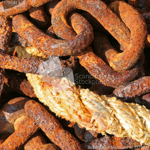 Image of rope trought rusted chain