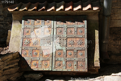 Image of The fettered door