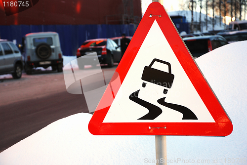 Image of varning sign for slippery road ahead