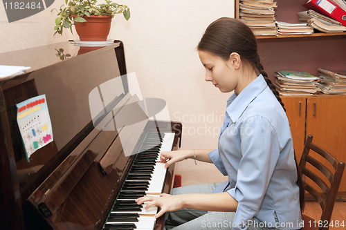 Image of The girl playing the piano