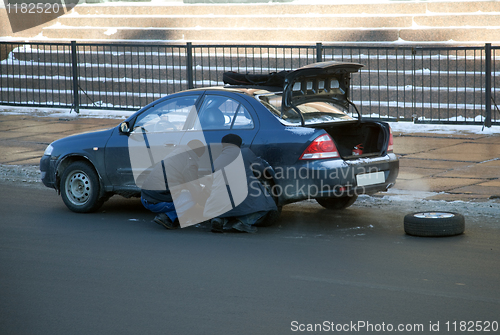 Image of Replacing the wheels of a car on the road