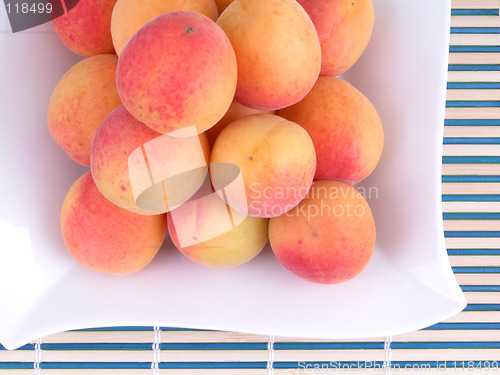 Image of pile of apricots