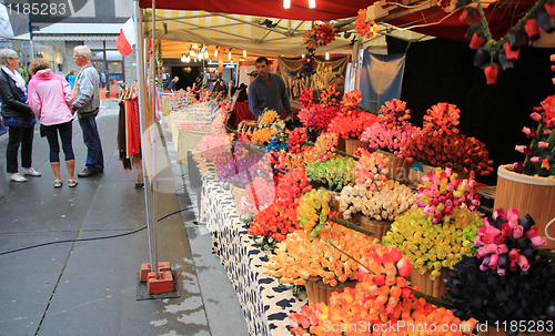 Image of Artificial flowers for sale.