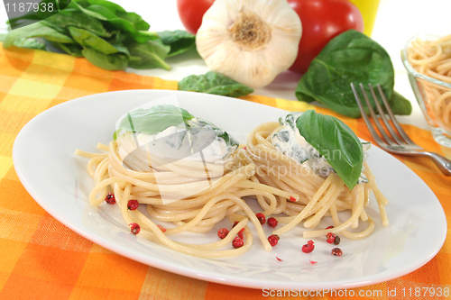 Image of Spaghetti with cheese and spinach sauce