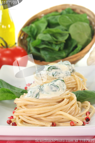 Image of Spaghetti with cheese and spinach sauce