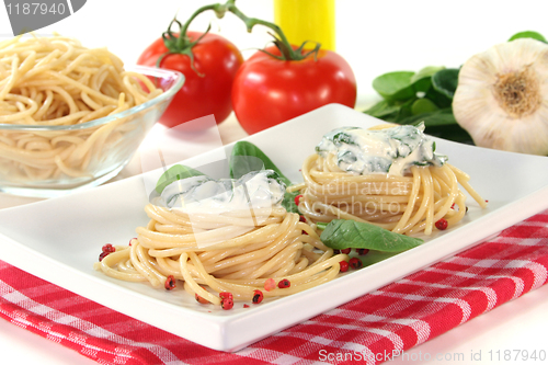 Image of Spaghetti with cheese and spinach sauce
