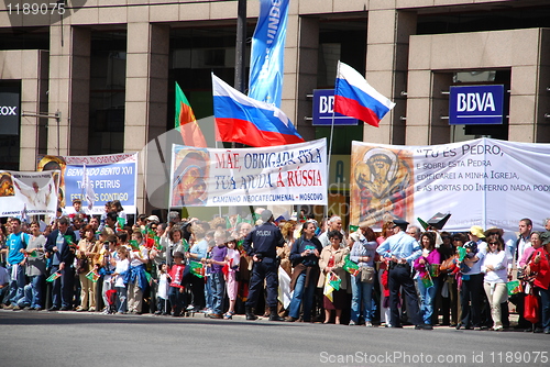 Image of Crowd waiting for Pope Benedict XVI