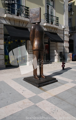 Image of Fernando Pessoa statue in Lisbon