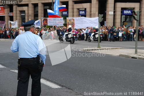 Image of Crowd waiting for Pope Benedict XVI