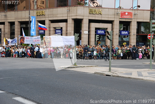 Image of Crowd waiting for Pope Benedict XVI