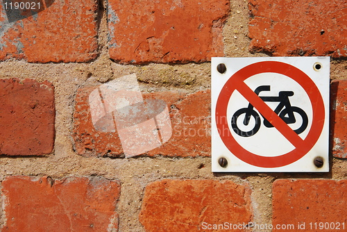 Image of No through road sign for motorbikes