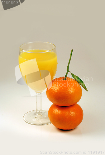 Image of juice and two mandarin 
