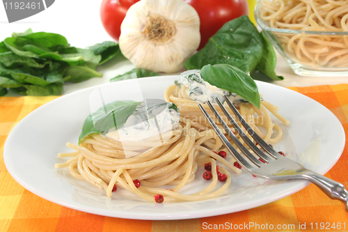 Image of Spaghetti with cheese and spinach sauce