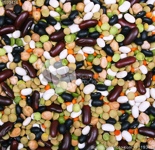 Image of Black and red string bean, lentil, green and yellow peas as back