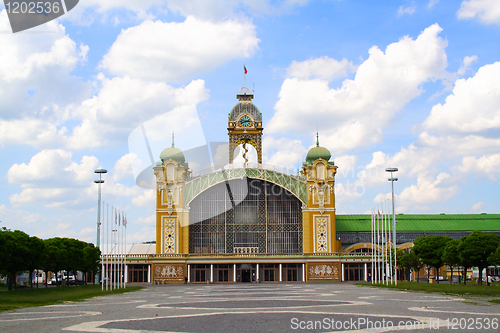 Image of square in front of the exhibition complex