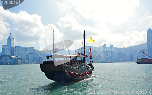 Image of Hong Kong harbour with tourist junk