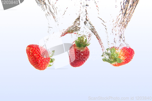 Image of strawbarry fruit in water