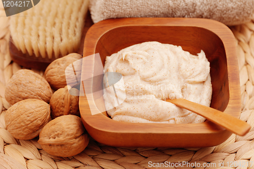 Image of walnut body scrub