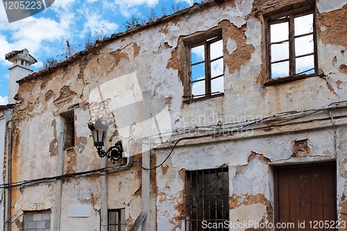 Image of Facade of a very old ruined house