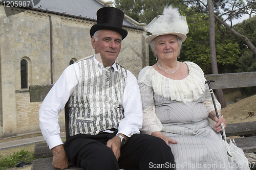 Image of An elderly couple on a bench.