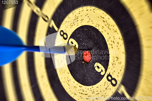 Image of arrow and target