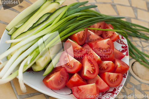 Image of Raw tomatoes, onion and cucumber